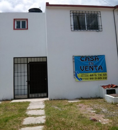VENTA DE CASA EN MIRAFLORES OCOTLAN  ENTRADA PARA DOS AUTOS, ENTRADA LATERAL PARA SERVICIOS, SALA COMEDOR, COCINA CON BARRA, PATIO DE SERVICIO, MEDIO BAÑO, 3 RECAMARAS, BAÑO COMPLETO 